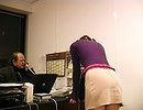 La coquine est excitée et commence à sentir des remous dans sa chatte