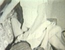 On la retrouve ensuite, brulante de désir, se masturbant sur le canapé d'un grand black